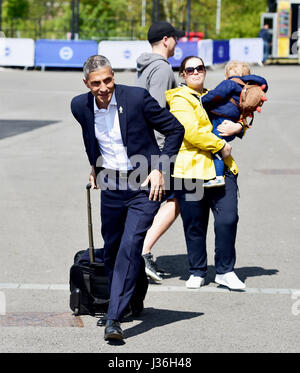 Brighton Manager Chris hughton kommt für die Sky bet championship Match zwischen Brighton und Hove Albion und Bristol City an der American Express community Stadion in Brighton und Hove. Am 29. April 2017. Stockfoto