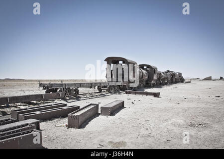 Wrack in der Wüste zu trainieren. Leere Dörfer und Straßen in der Nähe von Uyuni, eine Stadt im Südwesten von Bolivien. Touristen, die der weltweit größte Salz Wohnungen. Stockfoto