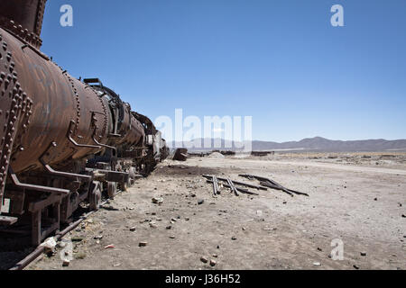 Wrack in der Wüste zu trainieren. Leere Dörfer und Straßen in der Nähe von Uyuni, eine Stadt im Südwesten von Bolivien. Touristen, die der weltweit größte Salz Wohnungen. Stockfoto