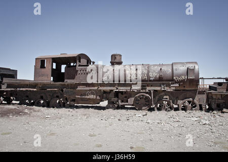 Wrack in der Wüste zu trainieren. Leere Dörfer und Straßen in der Nähe von Uyuni, eine Stadt im Südwesten von Bolivien. Touristen, die der weltweit größte Salz Wohnungen. Stockfoto