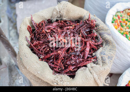 Getrocknete Chili in meschotschek auf einen Lebensmittelmarkt in Indien Stockfoto