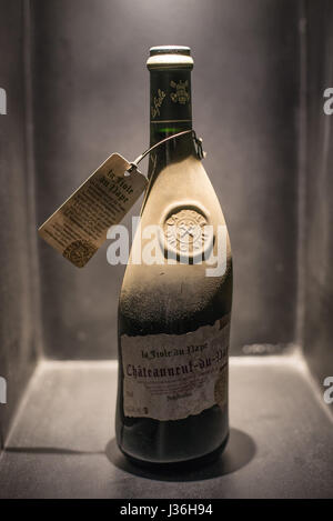 Alte Flasche Chateauneuf du Pape rot Wein Stockfoto