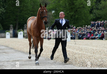 Deutschlands Michael Jung führt La Biosthetetique Sam FBW bei der ersten Pferd Nachprüfung während der Tag eines 2017 Badminton Horse Trials. Stockfoto