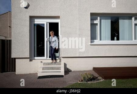 Erster Minister und SNP Staatschef Nicola Sturgeon Werbetätigkeit in Toryglen, Glasgow, vor Kommunalwahlen am Donnerstag. Stockfoto