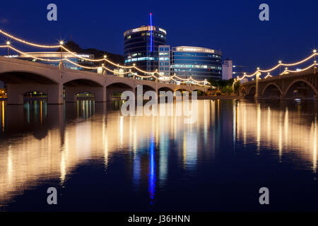 Tempe Town Lake Park am Wasser und Stadtbild bei Nacht in Tempe, Arizona Stockfoto