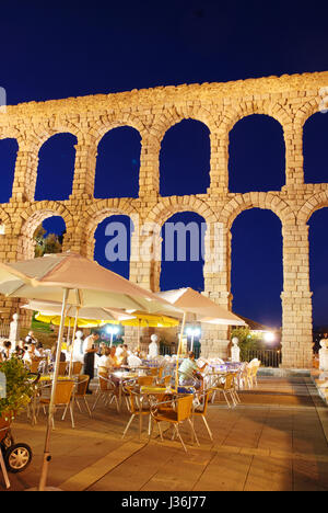 Terrasse durch das römische Aquädukt, Nachtansicht. Segovia, Spanien. Stockfoto