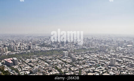Tolle Aussicht über die Stadt Santiago de Chile. Gebirge im Hintergrund. Einige Licht und Nebel. Stockfoto