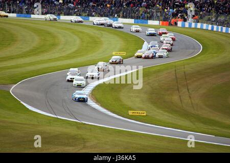 BTCC Meisterschaft Runde 2 Donington Park 2017. Ostern-Bank Holiday Wochenende. Bild nach unten Rennen durch Craner Kurven. Moffet voran. Stockfoto