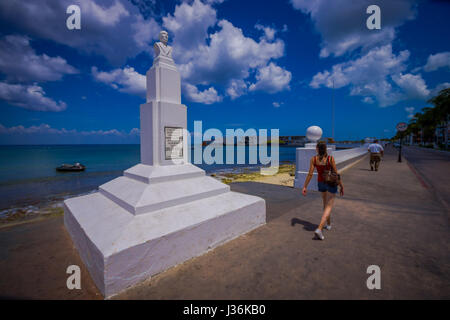 COZUMEL, Mexiko - 23. März 2017: Das Denkmal der Arzt Adolfo Rosado Salas in der Hauptstraße der Stadt Stockfoto