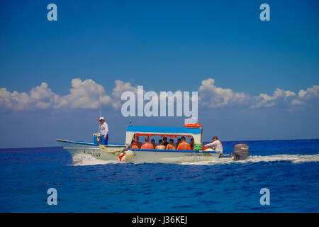 COZUMEL, Mexiko - 23. März 2017: Schöne Attraktion von Cozumel mit einigen natürlichen Gebäude und Yachten, wunderschöne blaue Meer und Himmel Stockfoto