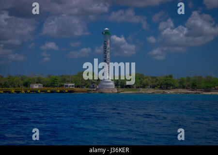 COZUMEL, Mexiko - 23. März 2017: Schöne Attraktion von Cozumel mit einigen natürlichen Gebäude und Yachten, wunderschöne blaue Meer und Himmel. Stockfoto