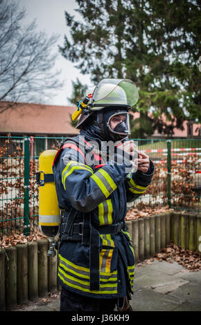 Feuerwehrmann im Freien in Aktion mit Sauerstoffflasche und Atemschutz Maske - HDR Stockfoto