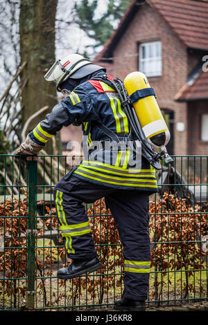 Feuerwehrmann im Einsatz im Freien mit Sauerstoffmaske und Sauerstoffflasche Stockfoto