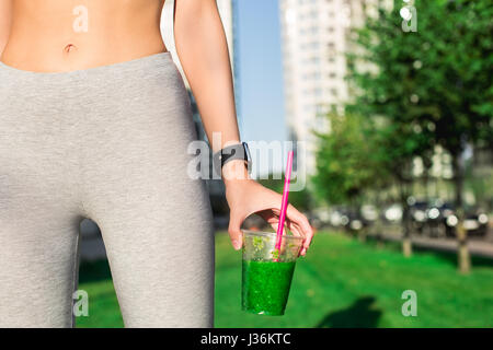 Junge Frau trinken gesunde Smoothie Detox im freien Stockfoto