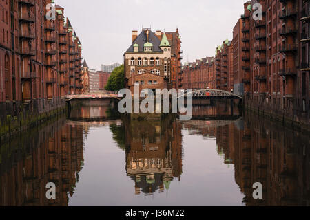 Die berühmten Hamburger Wasserschloss, Wasserburg, mit den Wandrahmsfleet-Brücke in der Speicherstadt in Deutschland. Stockfoto