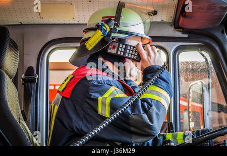 Feuerwehrmann im Einsatz und verwendet einen Radio - HDR Stockfoto