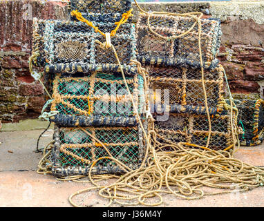 Körbe von Hummer und Krabben fischen geschichtet auf einander, Fischindustrie, Angelschnüre, Stadt am Meer Stockfoto