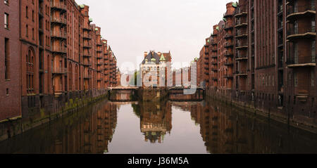 Die berühmten Hamburger Wasserschloss, Wasserburg, mit den Wandrahmsfleet-Brücke in der Speicherstadt in Deutschland. Stockfoto