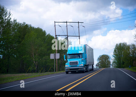 Blue American professional Big Rig Semi Truck mit trockenen van trailer Transport Industrie kommerziellen Ladung durch fahren gerade multi-band Highway Stockfoto