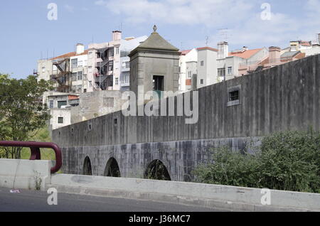 Lissabon, Portugal, Aquädukt System, Überbrückung Rua Arco tun Carvalhao Stockfoto