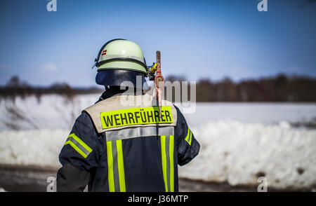 Feuerwehrmann im Einsatz im Freien mit einer Axt - HDR Stockfoto