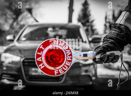 Feuerwehrmann im Einsatz und blockiert die Straße Verkehr für Fahrzeuge - HDR Stockfoto