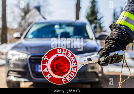 Feuerwehrmann im Einsatz und blockiert die Straße Verkehr für Fahrzeuge - HDR Stockfoto