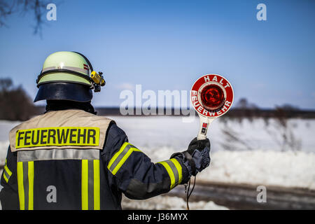 Feuerwehrmann im Einsatz und blockiert die Straße Verkehr für Fahrzeuge - HDR Stockfoto