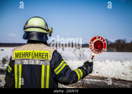 Feuerwehrmann im Einsatz und blockiert die Straße Verkehr für Fahrzeuge - HDR Stockfoto