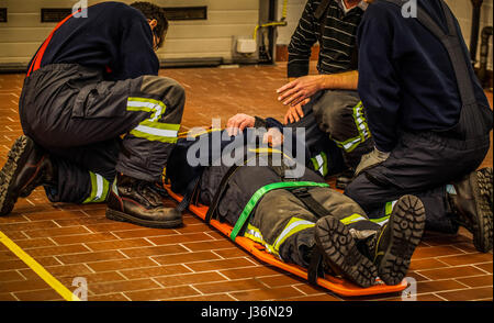 Feuerwehrmann-Rettung-Mann mit dem Träger Stockfoto