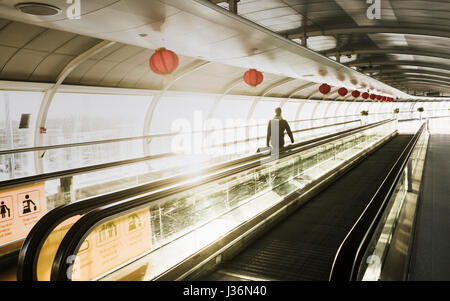 Manchester Flughafen Skylink Gehweg verbindet Terminal 1 und 2. UK Stockfoto