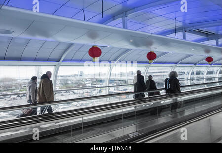 Manchester Flughafen Skylink Gehweg verbindet Terminal 1 und 2. UK Stockfoto