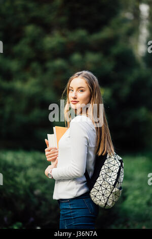 Im freien gegerbt Porträt einer schönen Teen Studentin. Stockfoto