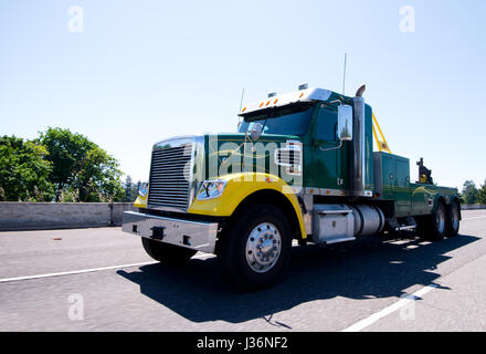 Moderne, kompakte Semi Truck für den Transport der gebrochenen semi Trucks big Rigs, Abschleppdienst, mit allen erforderlichen Geräte und Werkzeuge Stockfoto