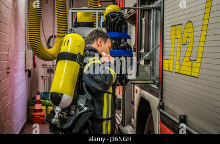 Feuerwehrmann im Einsatz mit Sauerstoff-Tank - HDR Stockfoto