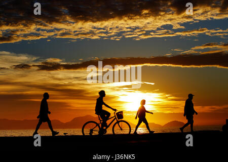 Leute, die zu Fuß üben in den frühen Morgenstunden am Strand der Copacabana in Rio De Janeiro, Brasilien Stockfoto