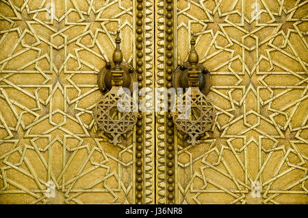 Nahaufnahme von Messing Tür zum königlichen Palast (Dar El Makhzen) in Fez, Marokko