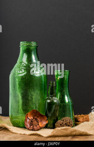 Vintage-Flaschen in rustikalem Ambiente Stockfoto