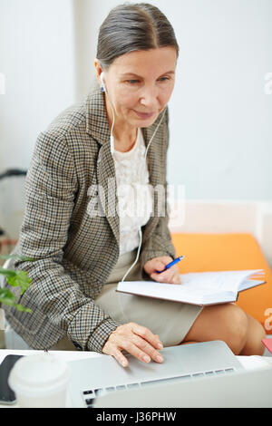 Senior Geschäftsfrau auf Laptop Stockfoto
