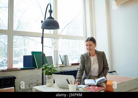 Ziemlich Financial Manager arbeiten im Cafe Stockfoto