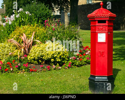 Einen alten roten viktorianischen royal Mail-Briefkasten noch gebräuchlich in Cotswold Stadt von Tetbury, Gloucestershire, UK Stockfoto