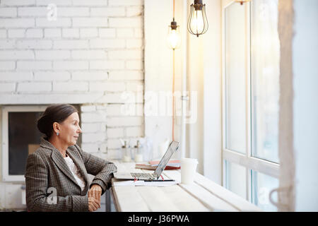 Vorbereitung Business-Präsentation im Cyber Cafe Stockfoto