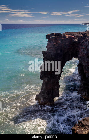 Holei Meer Arch auf der südlichen Küste von Big Island im Hawaii Volcanoes National Park auf Big Island, Hawaii, USA. Stockfoto