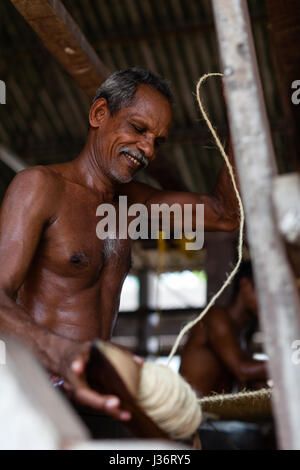 Kokos Fabrikarbeiter in der Nähe von Trivandrum, Kerala Stockfoto