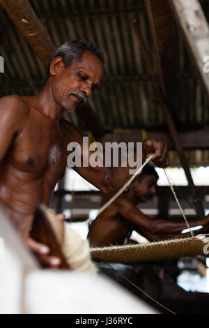 Kokos Fabrikarbeiter in der Nähe von Trivandrum, Kerala Stockfoto