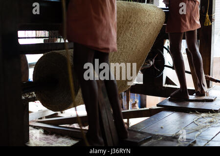 Kokos Fabrikarbeiter in der Nähe von Trivandrum, Kerala Stockfoto