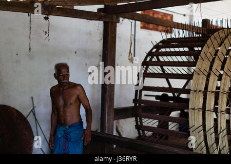 Kokos Fabrikarbeiter in der Nähe von Trivandrum, Kerala Stockfoto