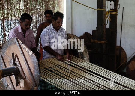 Kokos Fabrikarbeiter in der Nähe von Trivandrum, Kerala Stockfoto