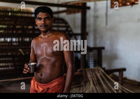 Kokos Fabrikarbeiter in der Nähe von Trivandrum, Kerala Stockfoto