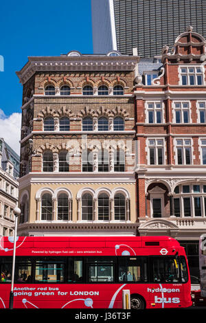 Rot-Wasserstoff-Bus durch die Stadt von London, England, U.K Stockfoto